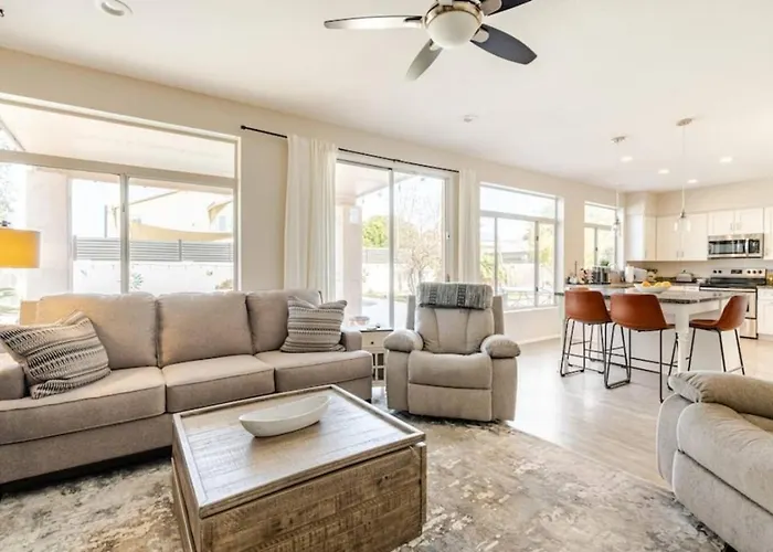 Pet-friendly Retreat W/ Private Pool, Pool Table & Great Wifi Near Golf, Hiking & Spring Training Dom wakacyjny