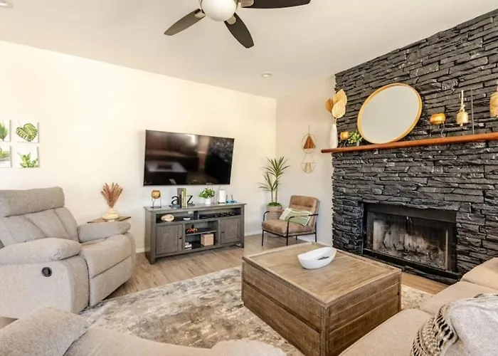 Dom wakacyjny Pet-friendly Retreat W/ Private Pool, Pool Table & Great Wifi Near Golf, Hiking & Spring Training