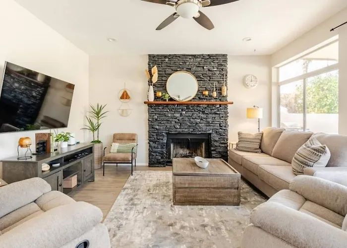 Pet-friendly Retreat W/ Private Pool, Pool Table & Great Wifi Near Golf, Hiking & Spring Training Dom wakacyjny